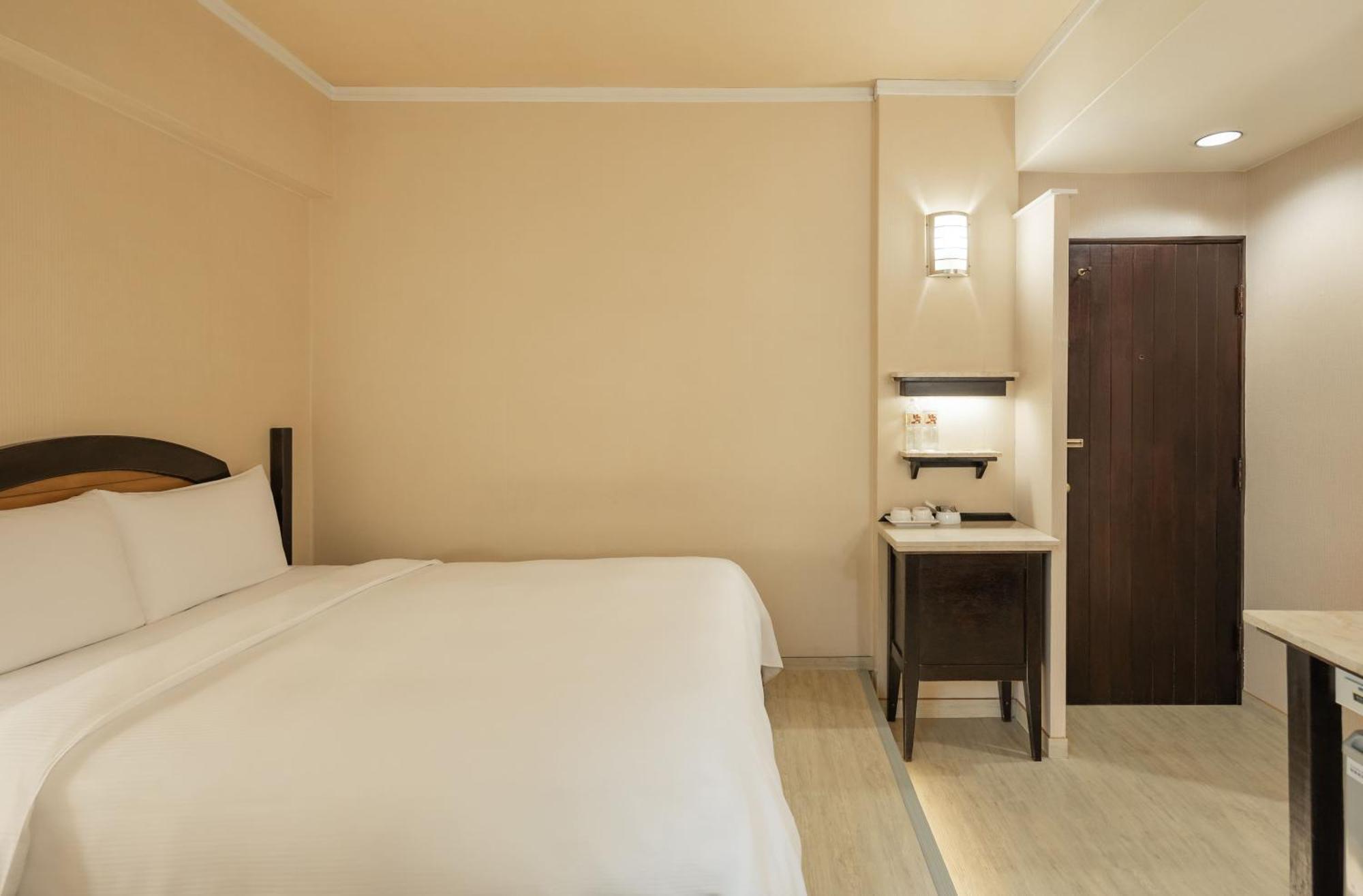 Kindness Hotel Weiwuying Гаосюн Номер фото