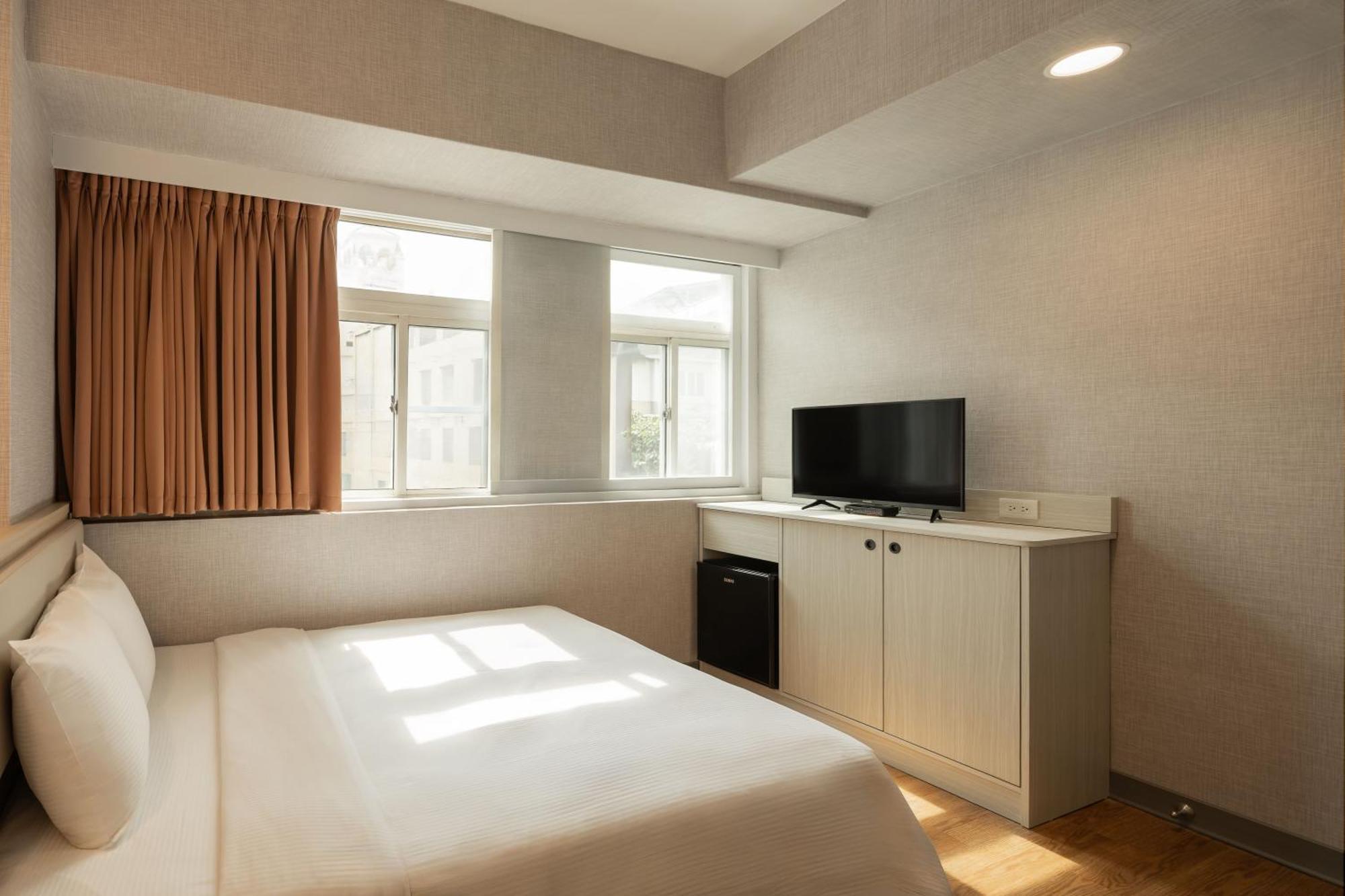 Kindness Hotel Weiwuying Гаосюн Экстерьер фото