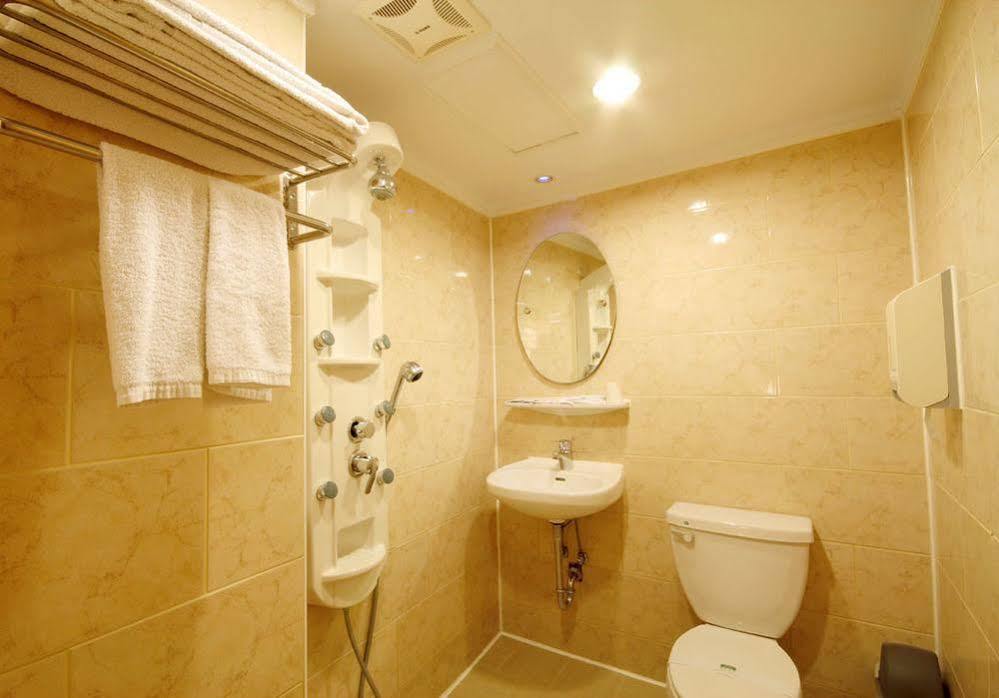 Kindness Hotel Weiwuying Гаосюн Экстерьер фото