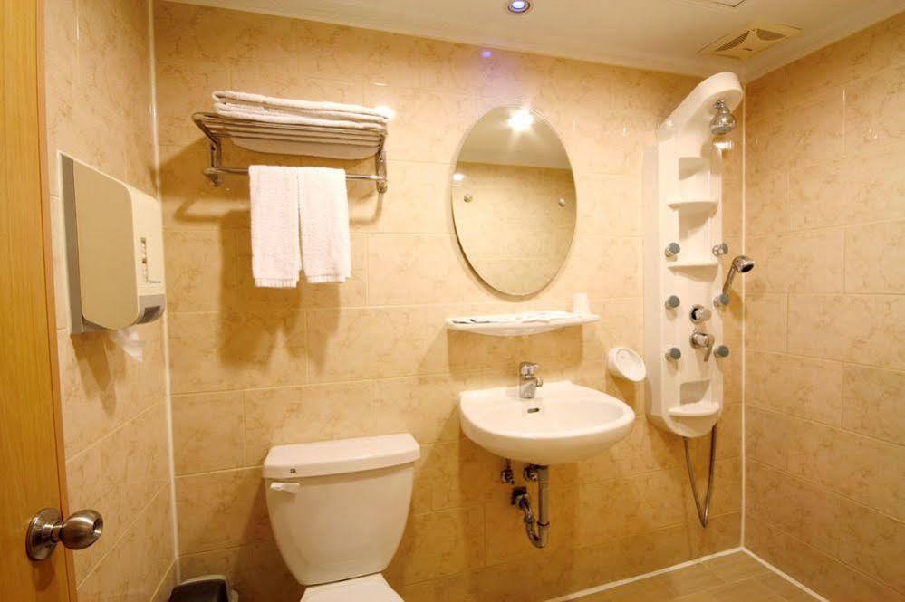 Kindness Hotel Weiwuying Гаосюн Экстерьер фото