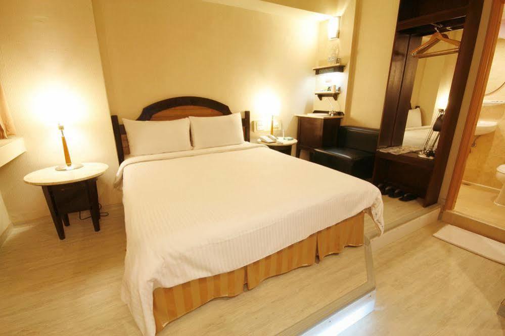 Kindness Hotel Weiwuying Гаосюн Экстерьер фото